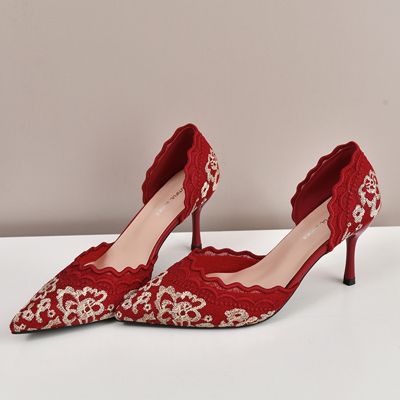 Роскошные красные, белые круже – обзор и цена Embroidery In The Piece